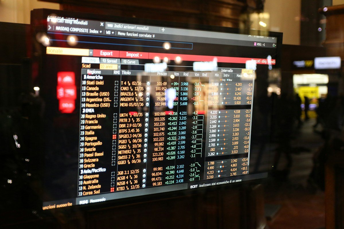Data pasaran pada skrin kewangan