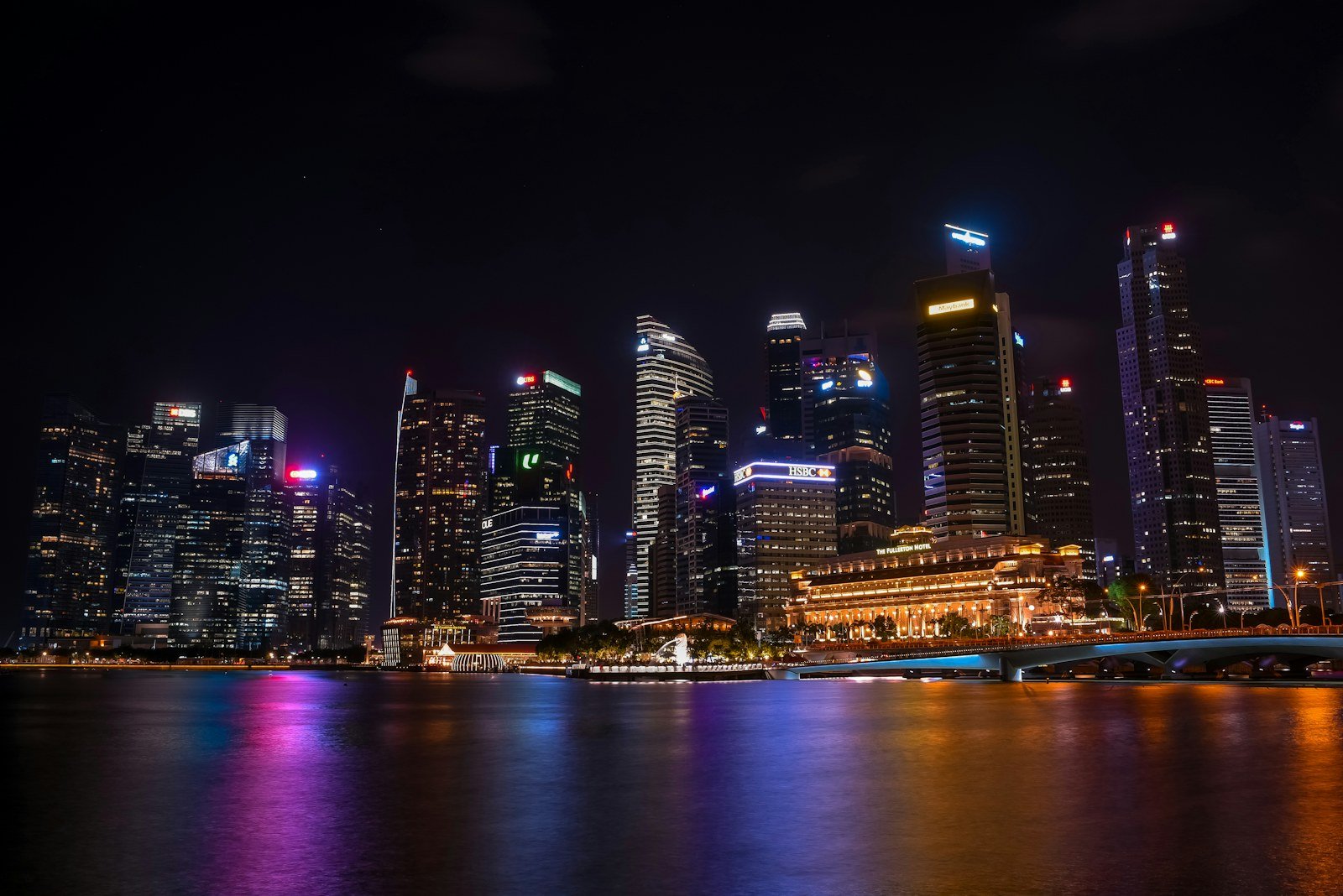 Pemandangan latar langit Singapura pada waktu malam